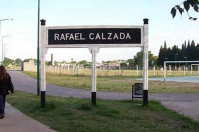 Robaron un auto y encontraron una bebé adentro: la arrojaron del vehículo en movimiento