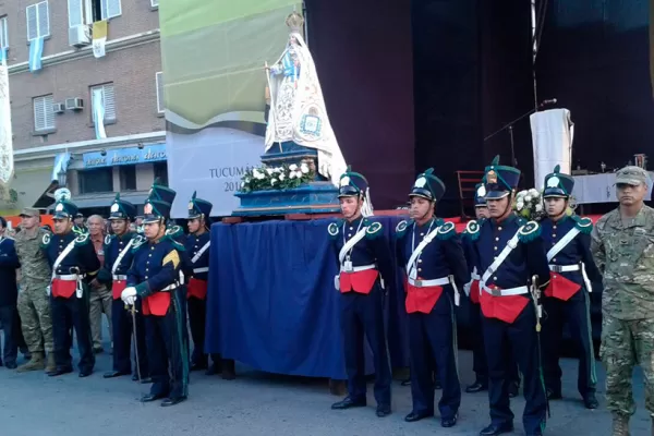 Se celebra una misa en honor a la Virgen frente a la Catedral