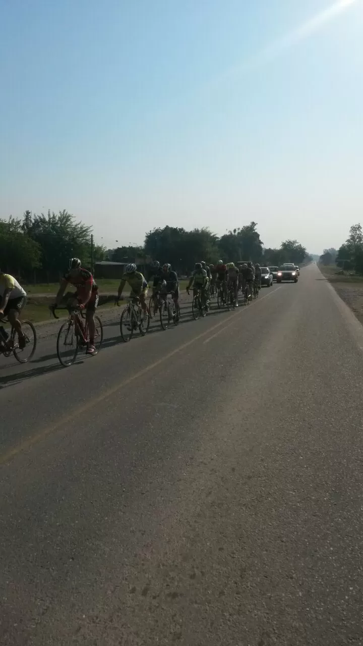 TODO CONTROLADO. Los ciclistas recorrieron la ruta provincial 305.  
