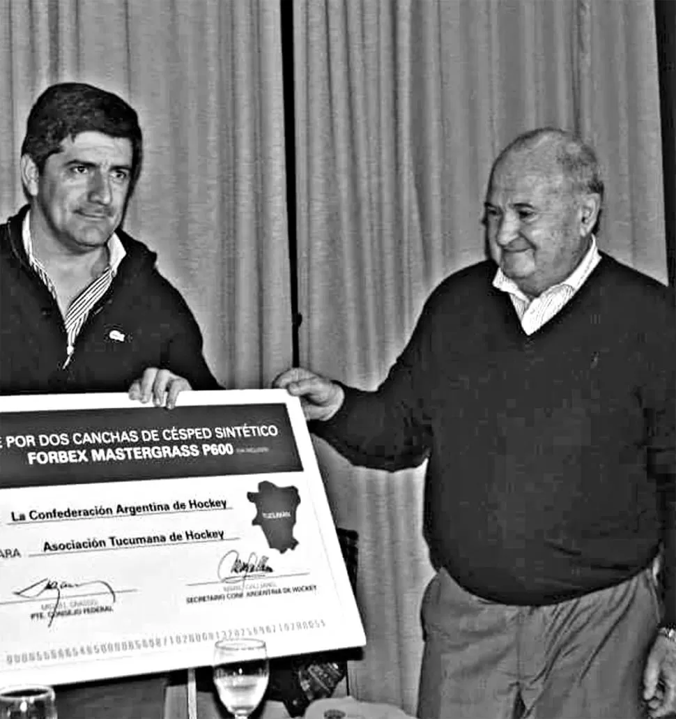 FONDOS. Grasso entrega un cheque para la construcción de dos canchas de césped sintético a la Asociación Tucumana. prensa atah