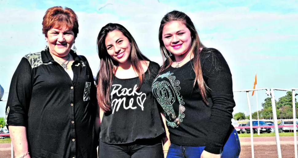 EN FAMILIA. Rosa González concurrió junto a sus sobrinas Mere y Lourdes.