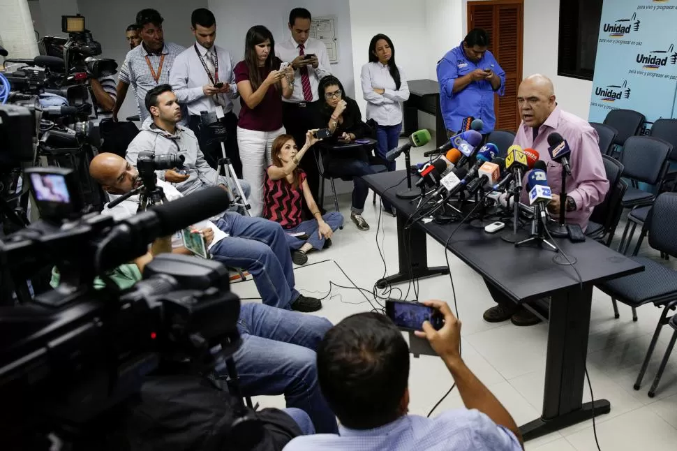 JESÚS TORREALBA. El jefe de la oposición atacó a Nicolás Maduro. reuters