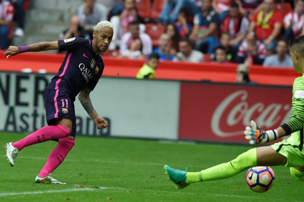 Neymar desquició a la defensa del Gijón y anotó dos goles.
FOTO DE REUTERS