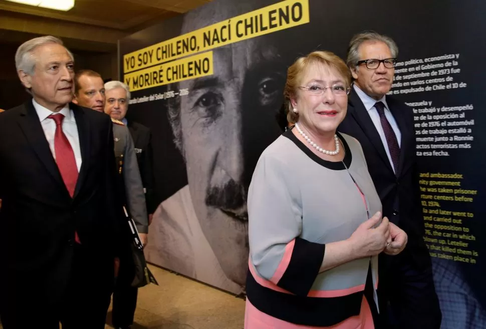 EN WASHINGTON. La presidenta Bachelet y el secretario general de la OEA, Luis Almagro, inauguran la muestra en homenaje a Orlando Letelier. reuters