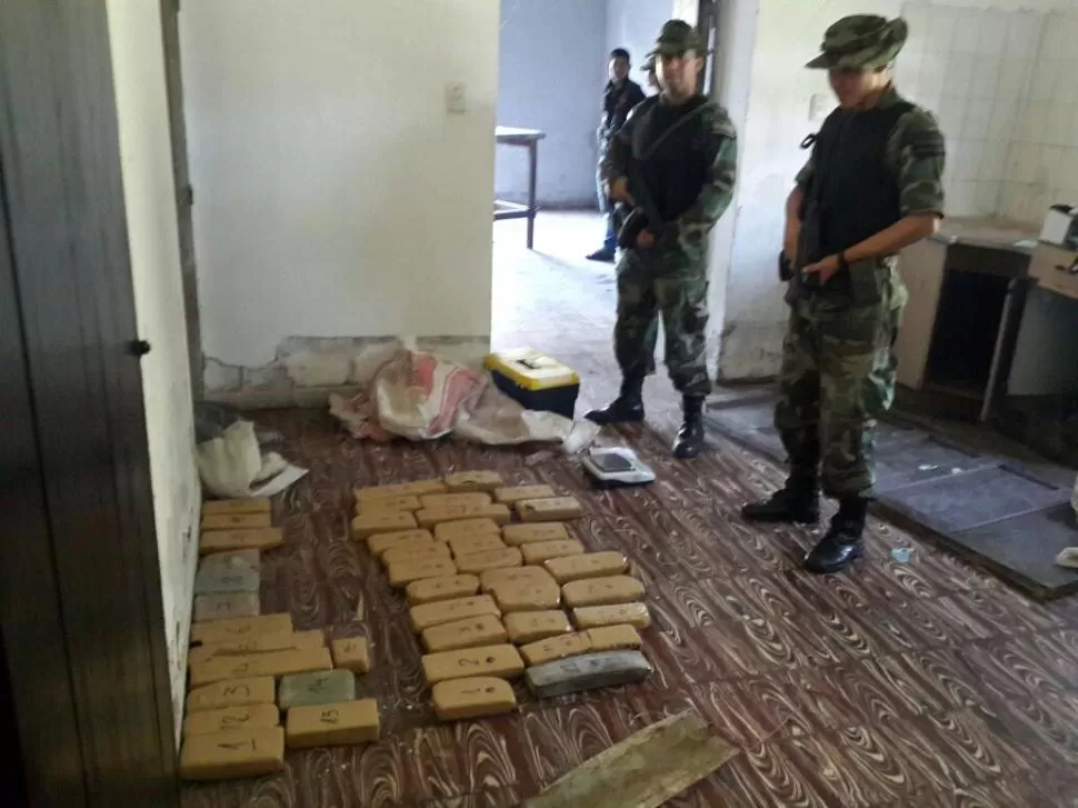 VIGILADA. Dos gendarmes observan la droga incautada en La Ramada. la gaceta / foto de archivo