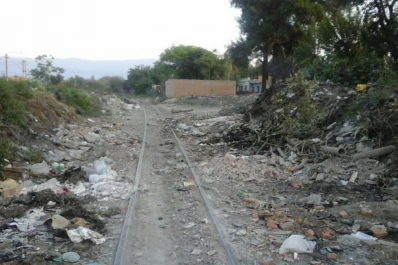 Las vías son tierra de nadie