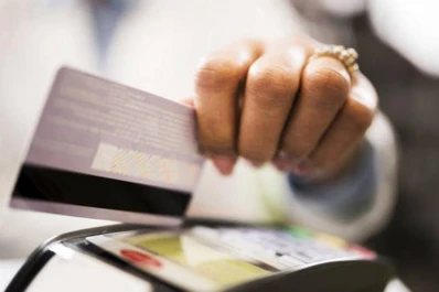 Irán lanza por primera vez tarjetas de crédito