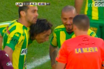 Delfino recibió otro insulto pero, a diferencia de lo que ocurrió con Tevez, esta vez no sacó la roja
