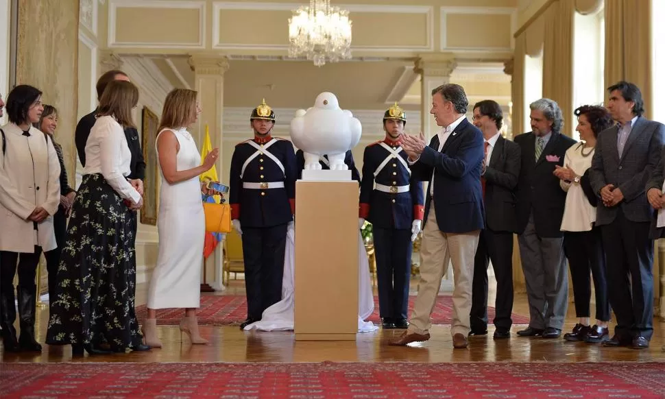LA CASA DE NARIÑO. El presidente Santos descubre en la sede presidencial ante un grupo de intelectuales la escultura enviada por Fernando Botero. 