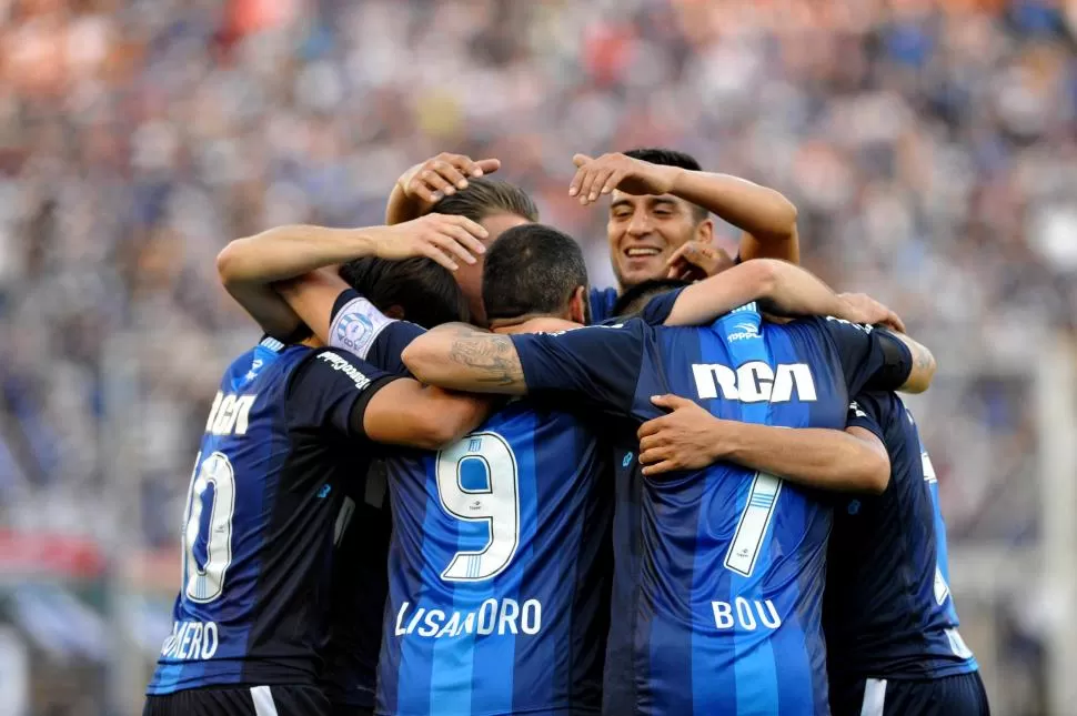 TODOS PARA UNO Y UNO PARA TODOS. Romero, López, Bou, entre otros, festejan el gol de “Licha”, que liquidó el partido ante Vélez en Liniers.  télam
