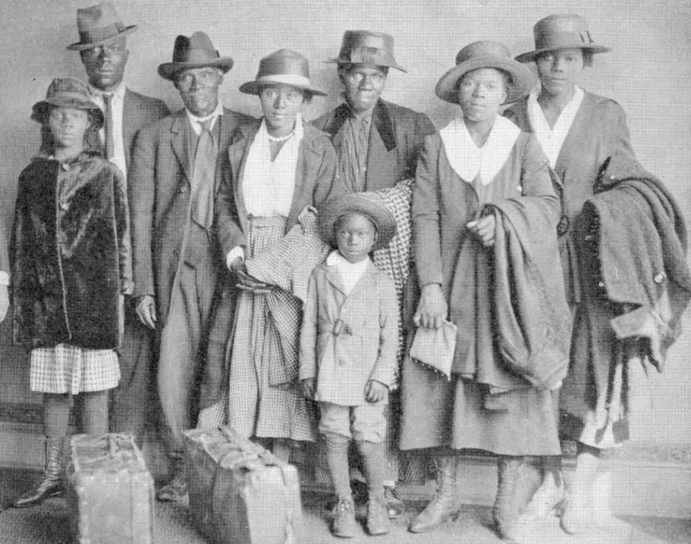 UNA IMAGEN PRÁCTICAMENTE CENTENARIA.Hombres, mujeres y niños afroamericanos, que formaron parte de la “La Gran Migración”, en Chicago, en 1918. CHICAGO HISTORY MUSEUM.-