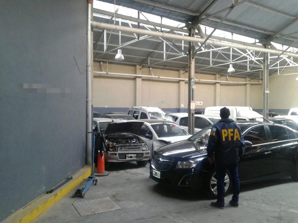 EN UN GALPÓN. En la Ciudad Autónoma de Buenos Aires encontraron los vehículos que Ricardo García compraba para luego venderlos.  