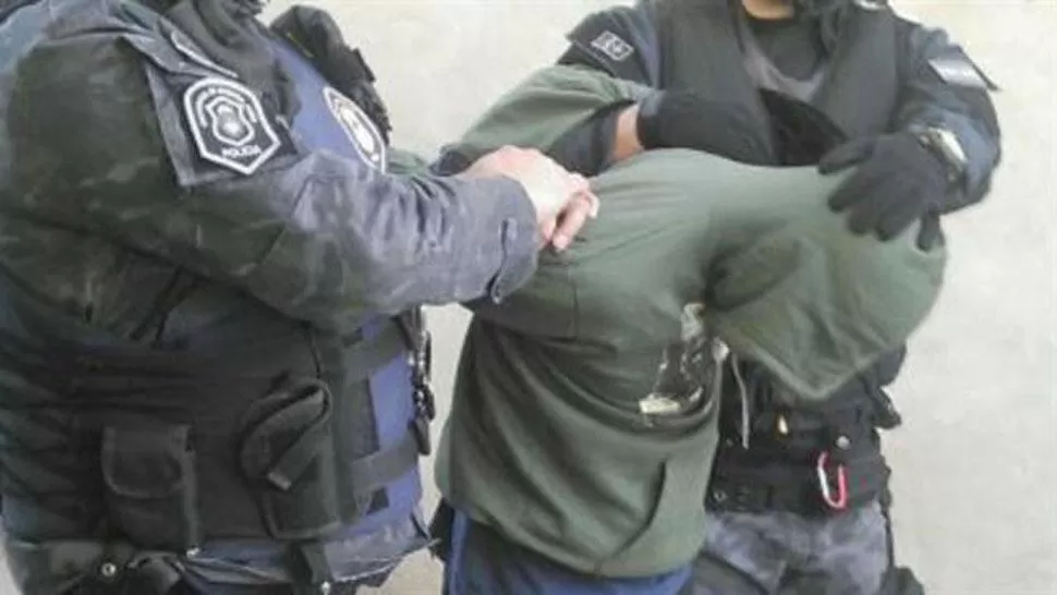 DETENIDO. El sospecho, custodiado por la Policía. FOTO TOMADA DE LANACION.COM.AR