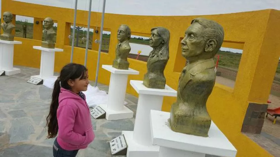 PLAZOLETA DE LA DEMOCRACIA. El busto de Macri está ubicado al lado del de Cristina Kirchner. FOTO TOMADA DE LAVOZ.COM.AR