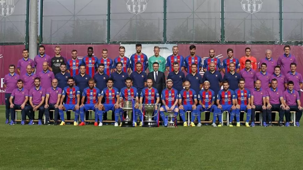 Video: Messi reapareció en Barcelona para la foto oficial de la temporada