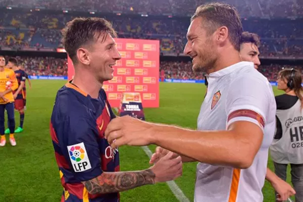 Messi saludó a Totti por sus 40 años y se declaró su admirador