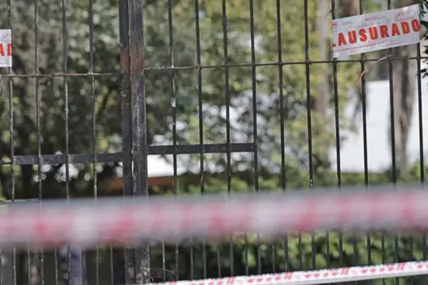 Otra fiesta trágica: murió cuando descubrió que en su casa había 600 personas
