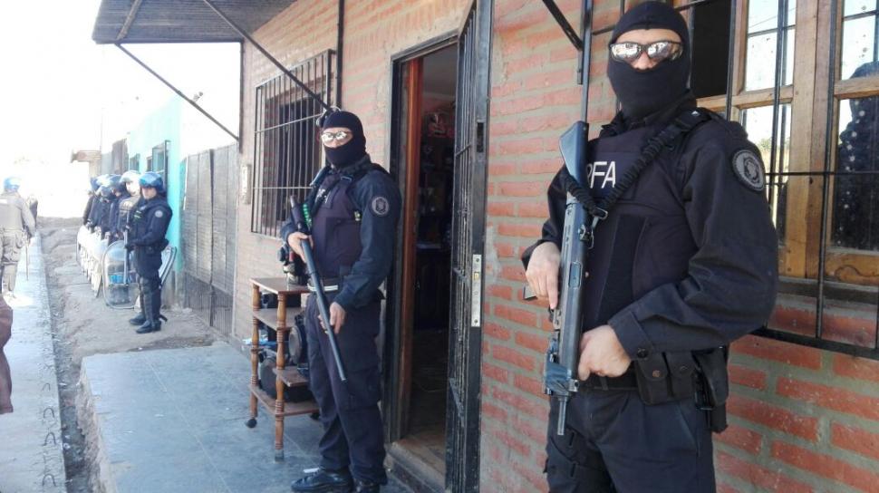 Armados hasta los dientes: así llegaron los policías y los gendarmes a La Costanera