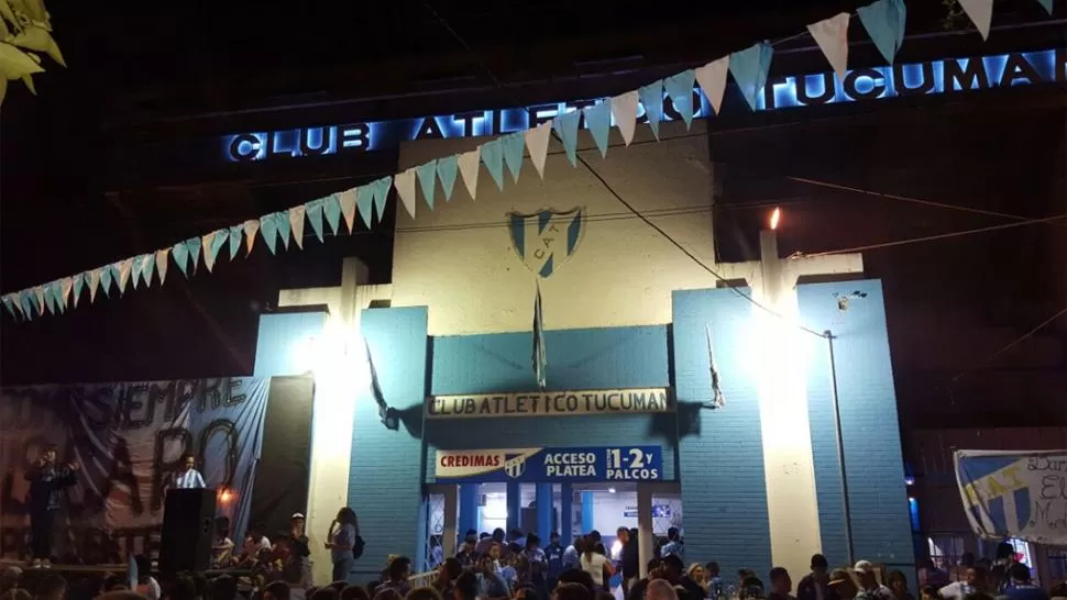 UNA PINTURITA. Los festejos comenzaron en la puerta del estadio, sobre calle 25 de mayo. FOTO TOMADA DE TWITTER.COM/PUCAT15