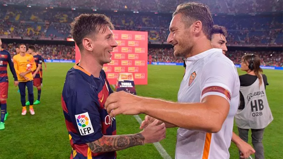 El saludo entre Messi y Totti después del partido en el que se enfrentaron por Chamíons en setiembre de 2015.
FOTO TOMADA DE www.sportskeeda.com