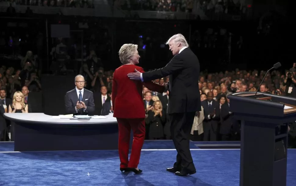 COMO BUENOS AMIGOS. Apenas ingresaron al salón, Hillary Clinton y Donald Trump se saludaron amablemente. El debate, luego, sería intenso. fotos reuters