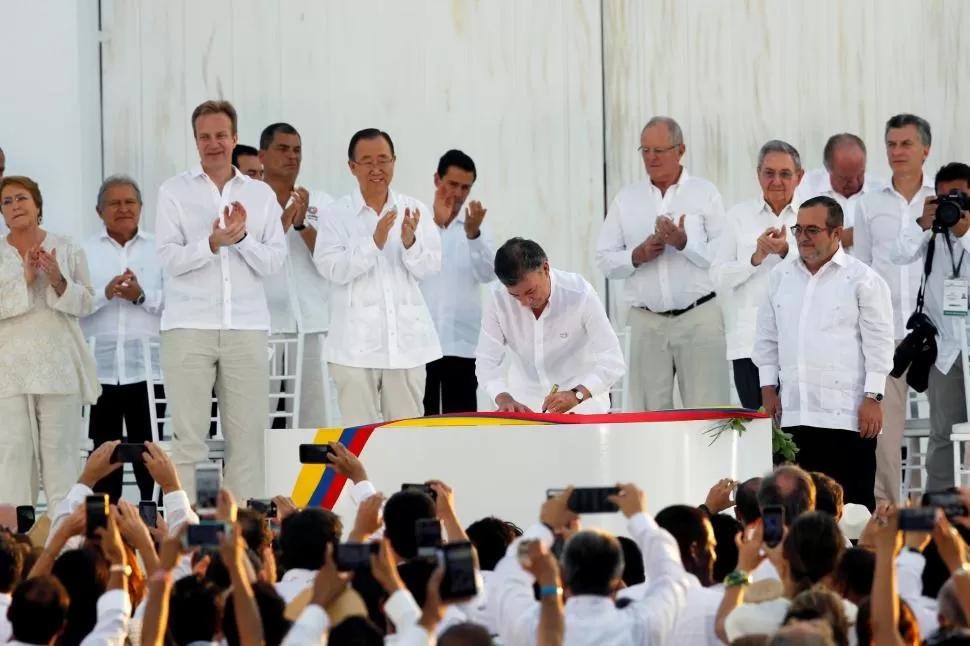 EN CARTAGENA. Merkel, Ki Moon, Castro y Macri, entre otros, asistieron a la firma del acuerdo final de paz. Reuters