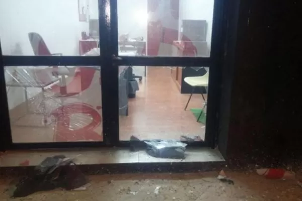 Violencia sin fin: explotó una bomba en la sede de Newell's