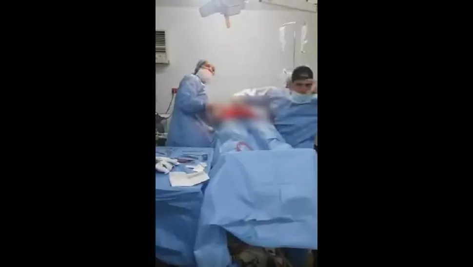 BRONCA. El cirujano bailó mientras realizaba la intervención. CAPTURA DE VIDEO.- 