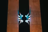 El Monumento al Bicentenario se iluminó por primera vez de color dorado