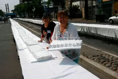 Fotos: así se preparó la torta de 606 metros por el Día de la Ciudad