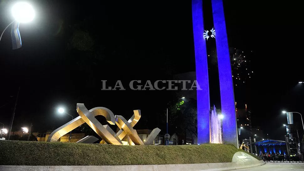 DORADO. El Monumento al Bicentenario modificará su color para concientizar sobre la concientización del cáncer infantil. ARCHIVO LA GACETA / FOTO DE JUAN PABLO SANCHEZ NOLI