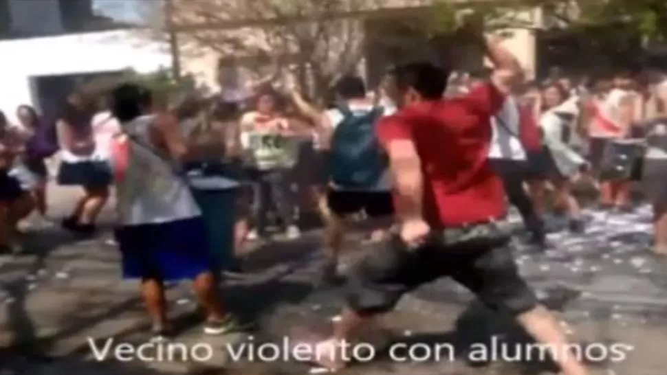 Video: atacó a palazos a alumnos que festejaban el viaje de egresados