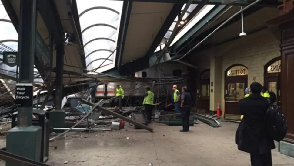 Se estrelló un tren en Nueva Jersey: hay al menos 5 muertos y más de 100 heridos