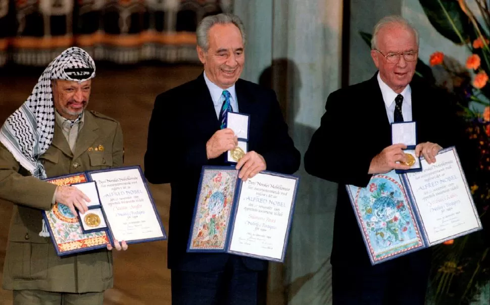 OSLO, EN 1994. Peres (centro) Arafat y Rabin, el día que recibieron el Nobel. reuters
