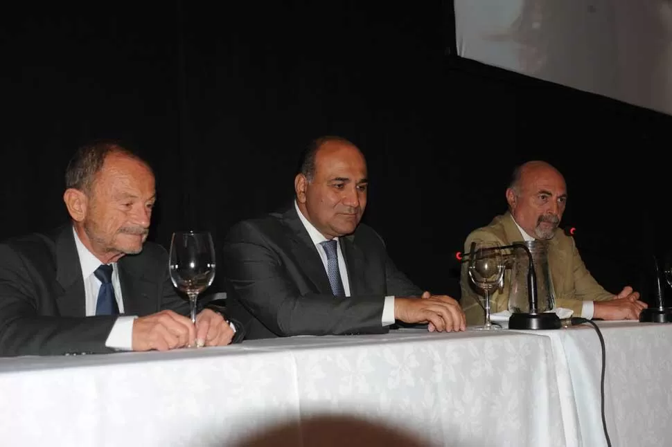 APERTURA. El expositor Adam Przeworski, el gobernador Juan Manzur y el funcionario Julio Saguir en el Hilton.  