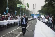Video: en media hora devoraron una torta de seis cuadras