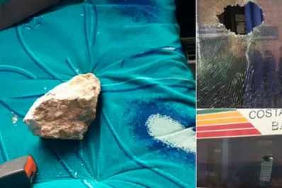 Atacaron el micro de Olimpo y su delantero terminó herido