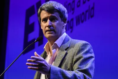 Podría haber un bono de fin de año y se exceptuaría de Ganancias al medio aguinaldo