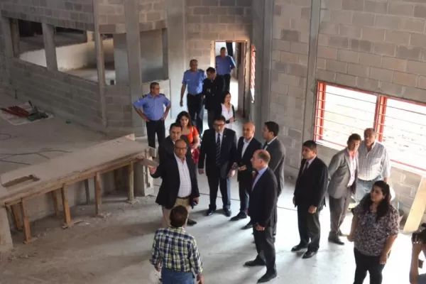 Amado recorrió las obras en el penal junto a legisladores