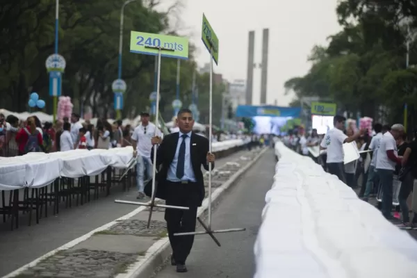 Video: en media hora devoraron una torta de seis cuadras