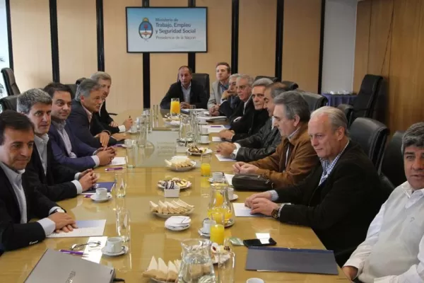 El Gobierno estudia el pago de un bono de fin de año para evitar el paro de la CGT