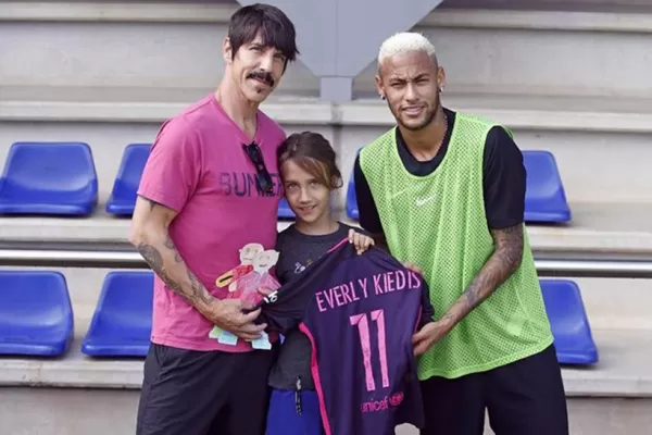 Fútbol y música: el líder de los Red Hot pasó por el entrenamiento de Barcelona