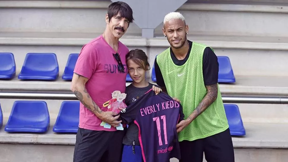 Fútbol y música: el líder de los Red Hot pasó por el entrenamiento de Barcelona
