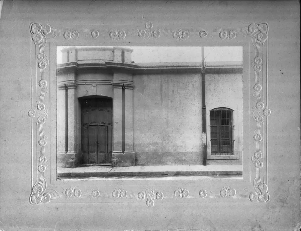 AMBROSIO FUNES. Su casa familiar de Córdoba, ya demolida,en una foto de fines del siglo XIX. 