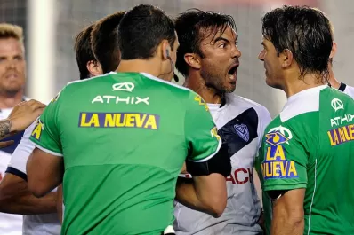 El penal de la polémica: Alario repitió el disparo porque el arquero se adelantó