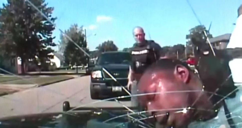 Un policía rompió un parabrisas con la cara de un afroamericano