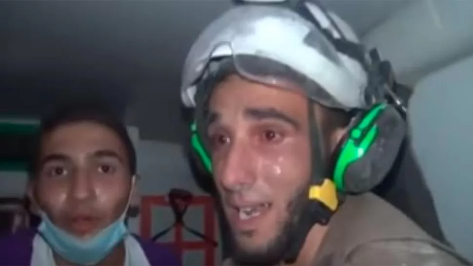 Video: un rescatista sirio quebró en llanto luego de salvar a una bebé