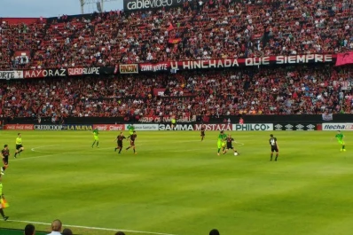 Colón le ganó a Defensa y se mantiene en la pelea