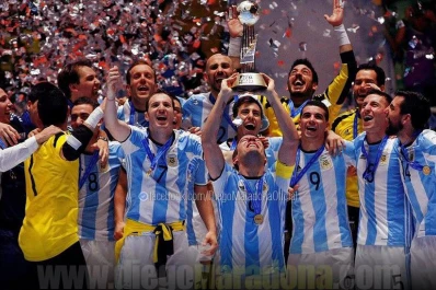 Maradona y un saludo especial para los campeones de futsal