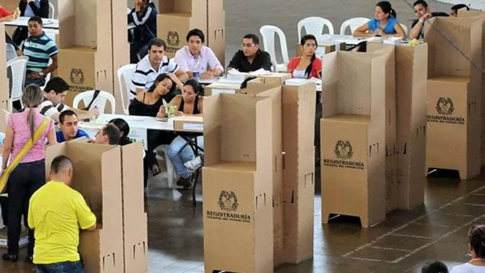 ELECCIONES. Los colombianos asisten a votar entre el sí o el no al acuerdo de paz. FOTO TOMADA DE VANGUARDIA.COM